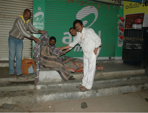 VIKASA TARANGINI ORGANISERS DISTRIBUTED BLANKETS TO POOR PEOPLE !!