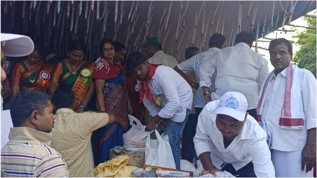 Distribution of clothes and essential supplies to flood victims in Manuguru 3