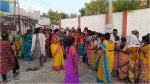 Huzur nagar vt distributed sarees